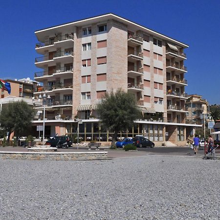 Gaiavacanze Beach Apartment บอร์ดิเกรา ภายนอก รูปภาพ