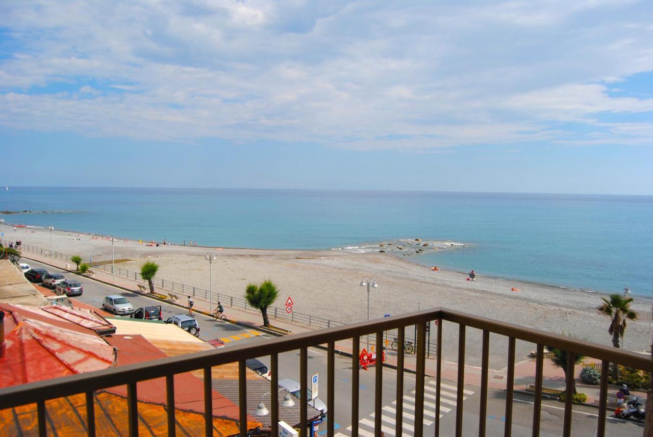 Gaiavacanze Beach Apartment บอร์ดิเกรา ภายนอก รูปภาพ