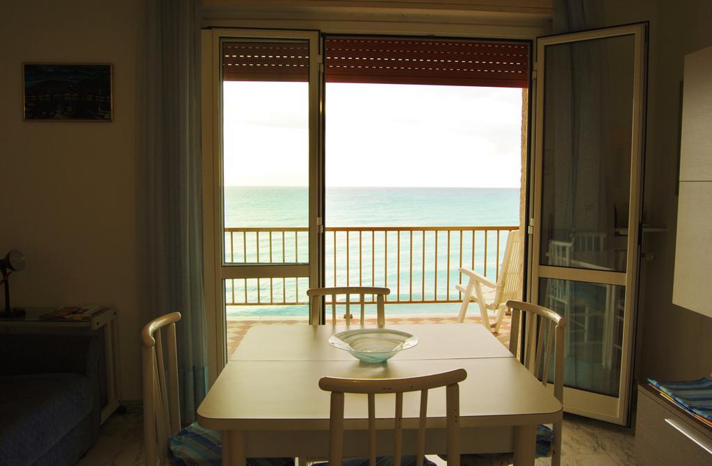 Gaiavacanze Beach Apartment บอร์ดิเกรา ภายนอก รูปภาพ